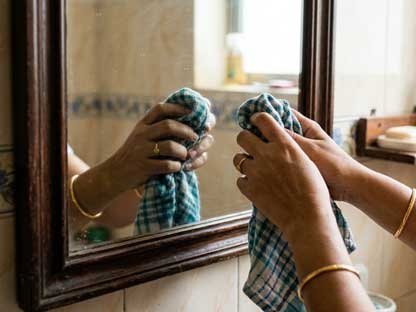 আয়নায় দেখা দুই হাত