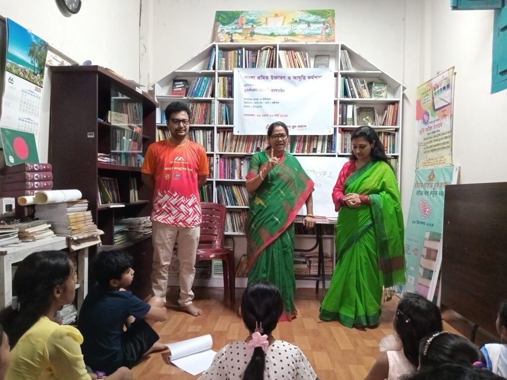 কথা বলছেন হাসনাবাদ সরকারি প্রাথমিক বিদ্যালয়ের প্রধান শিক্ষক ঝর্ণা রাণী