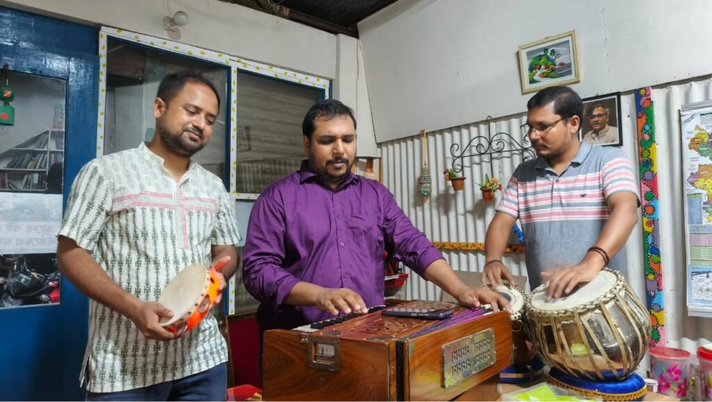 গান পরিবেশন করছেন ভিক্টর গমেজ