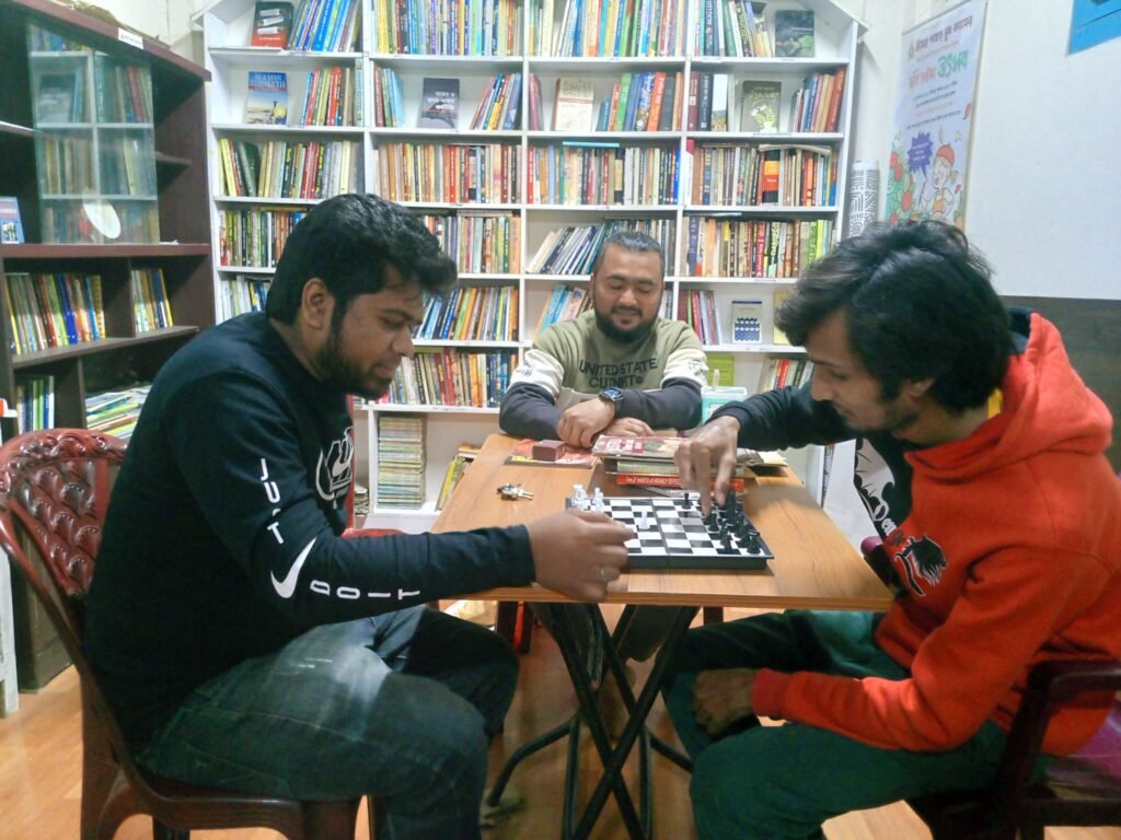 চলছে দাবা খেলা