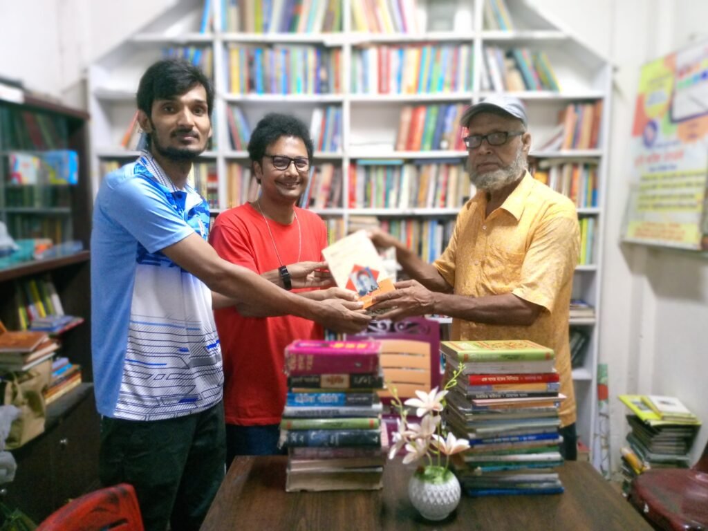 চাঁদের পাহাড়ে প্রভাষক আব্দুল মালেক সিকদারের বই প্রদান