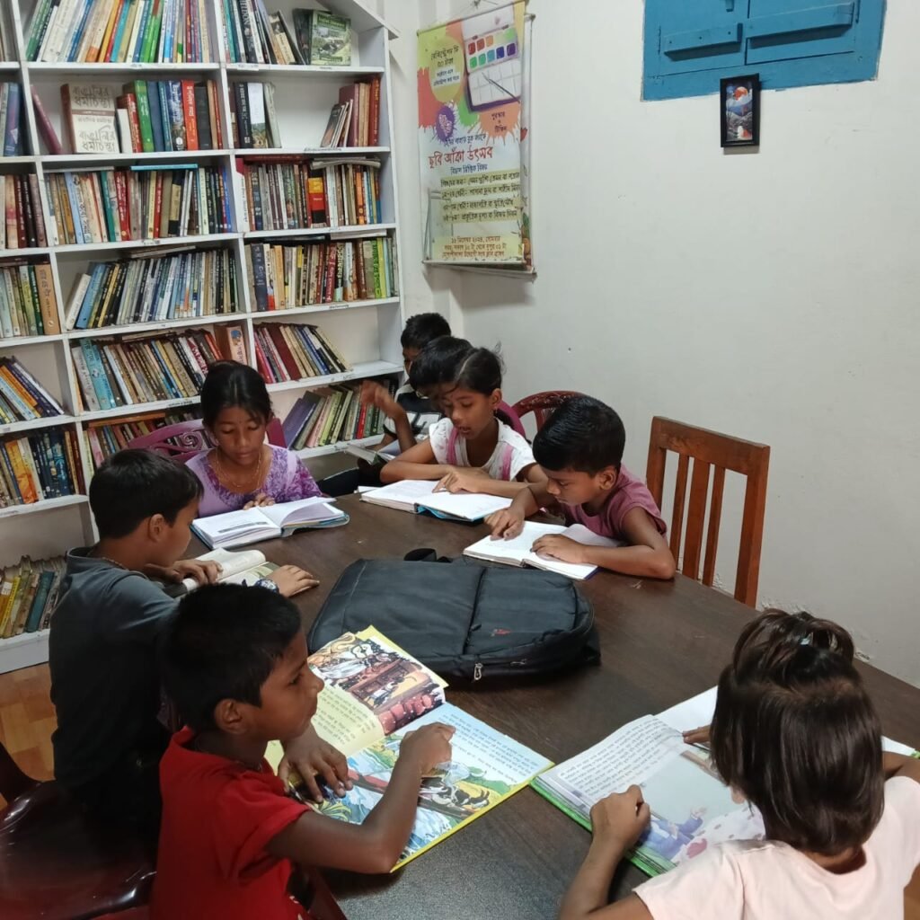 পাঠমগ্ন শিশুরা